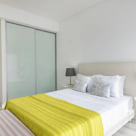 & Family | Cavalo Preto