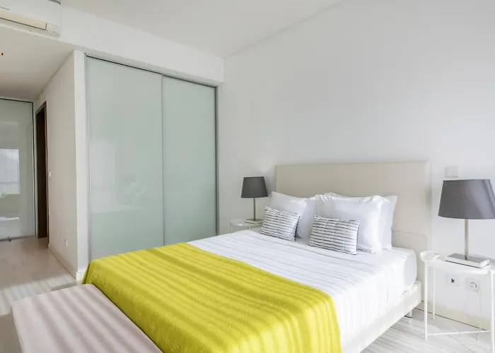 & Family | Cavalo Preto