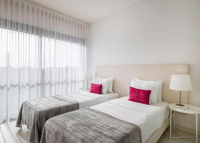 & Family | Cavalo Preto