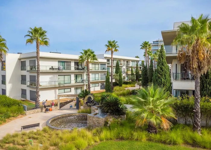 & Family | Cavalo Preto